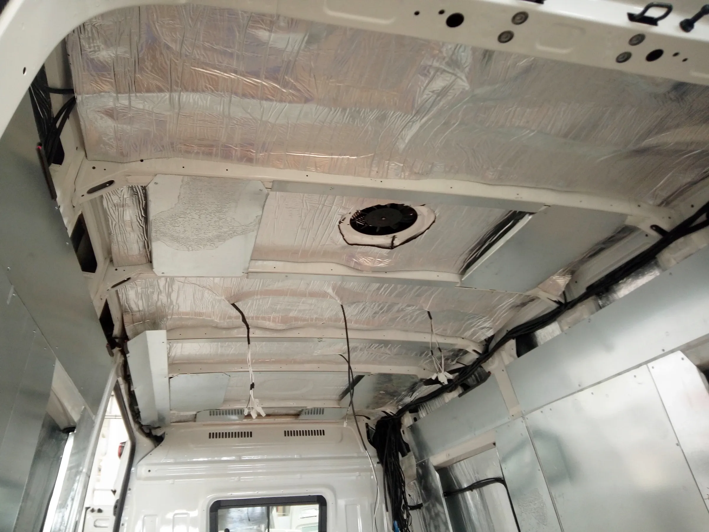 Insulated ceiling with ventilation opening during assembly