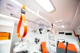 Poignées de plafond, oxygène et équipement d'aspiration dans l'ambulance Ford Transit