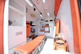 Intérieur de l'ambulance Ford Transit avec brancard