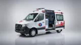 Ambulancia Mercedes-Benz Sprinter con volante a la derecha y la puerta lateral abierta