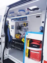 Almacenamiento de equipos y compartimento del paciente vistos desde la puerta lateral