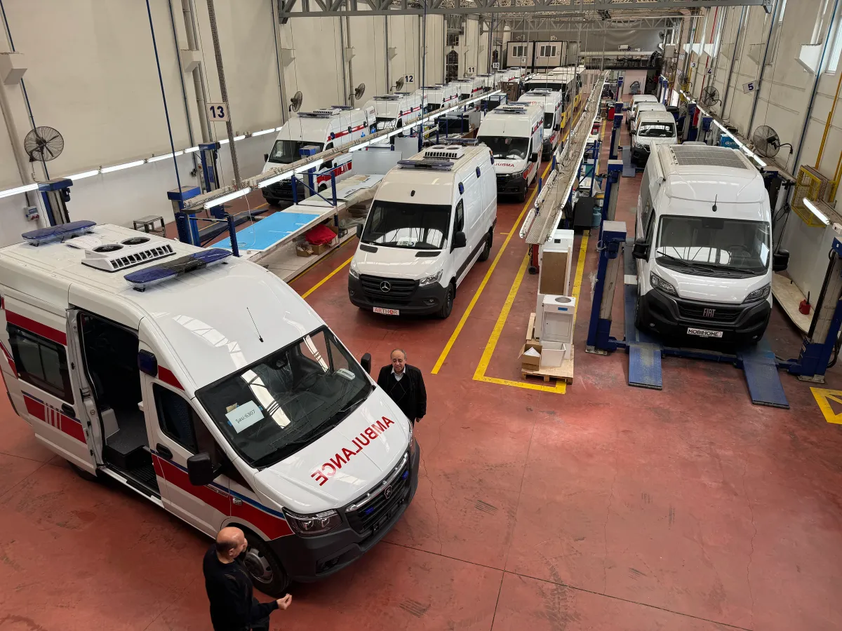 Ambulances and vans in the conversion bays of an EMSDIA production hall